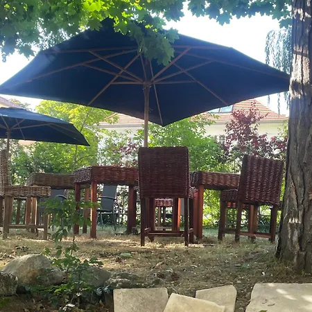 לינה וארוחת בוקר King David Garden 3*